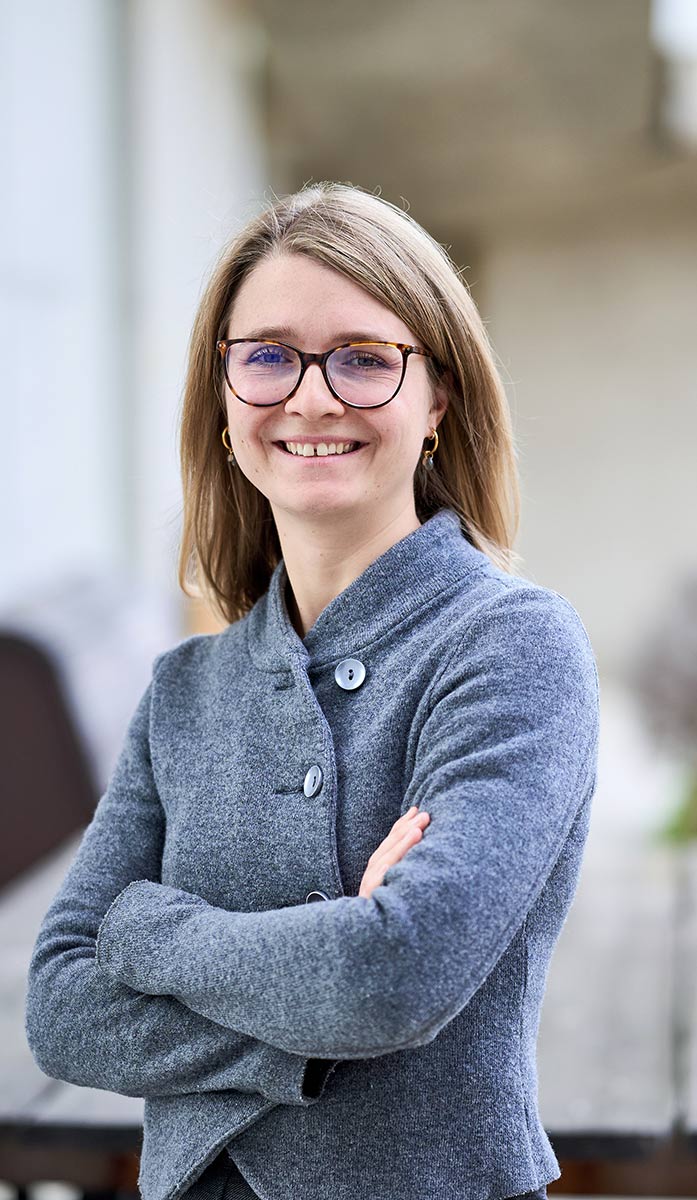 Zeigt Dolmetscherin vor einem Konferenztisch